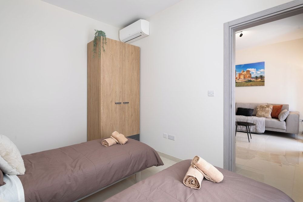 Edka Suites - Modern Sunlit 2BD Apartments with Balconies - Close to Sliema Promenade, St Julian's & St Georges Bay 2