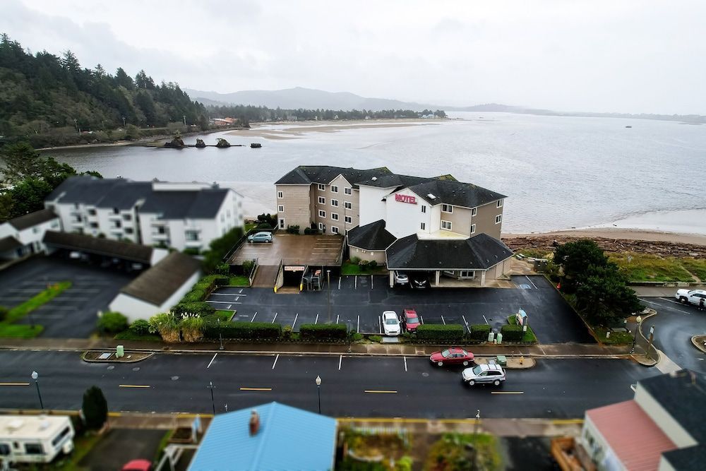 Siletz Bay Beachfront Hotel by OYO Lincoln City 1