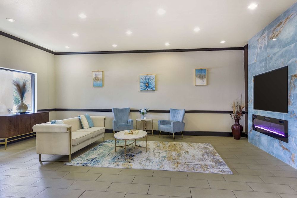 Best Western Plus Texoma Hotel & Suites 2