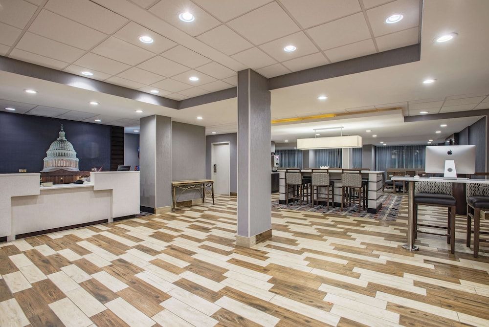 La Quinta Inn & Suites by Wyndham DC Metro Capital Beltway 2