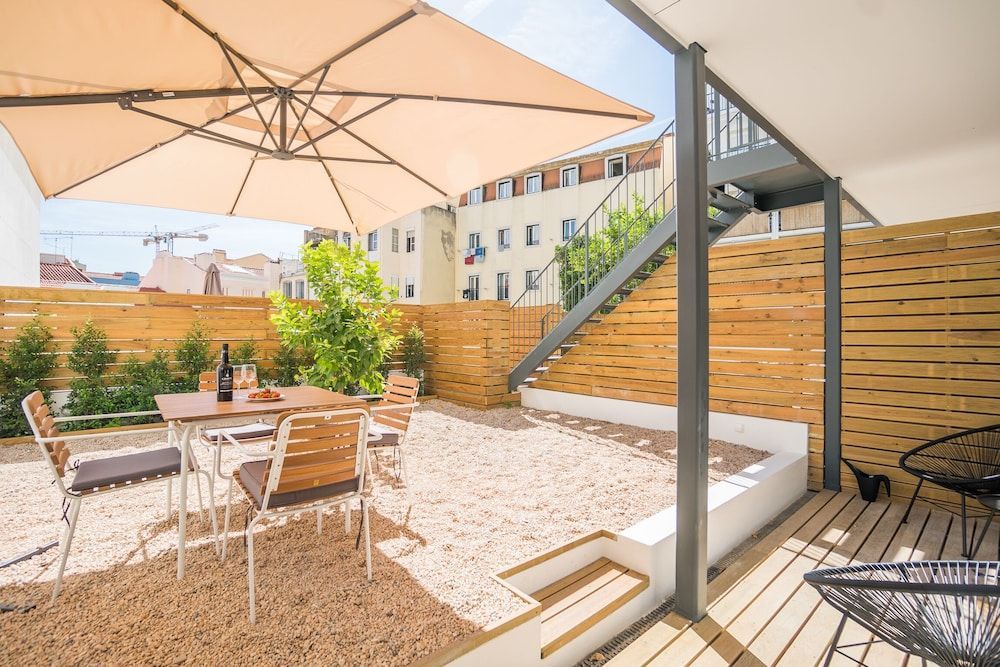 Wood Wall & Garden Apartment 1