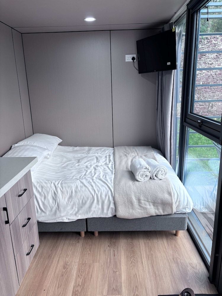 Glamping Pod with a Hot Tub in Orchard 2