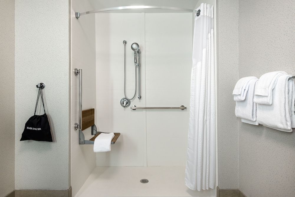 Holiday Inn Express & Suites QUEENSBURY - LAKE GEORGE AREA by IHG 2