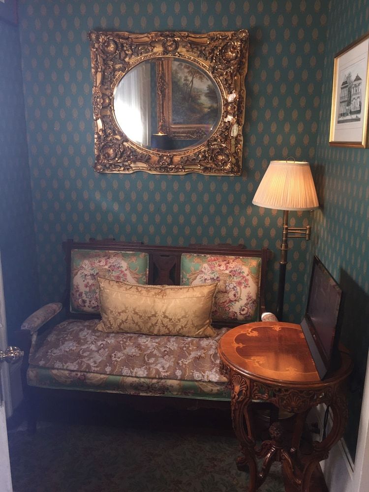 Nine O Five Royal Hotel 2