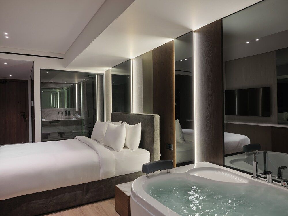 Nur Edge Aparthotel - Acropolis Skyline 1