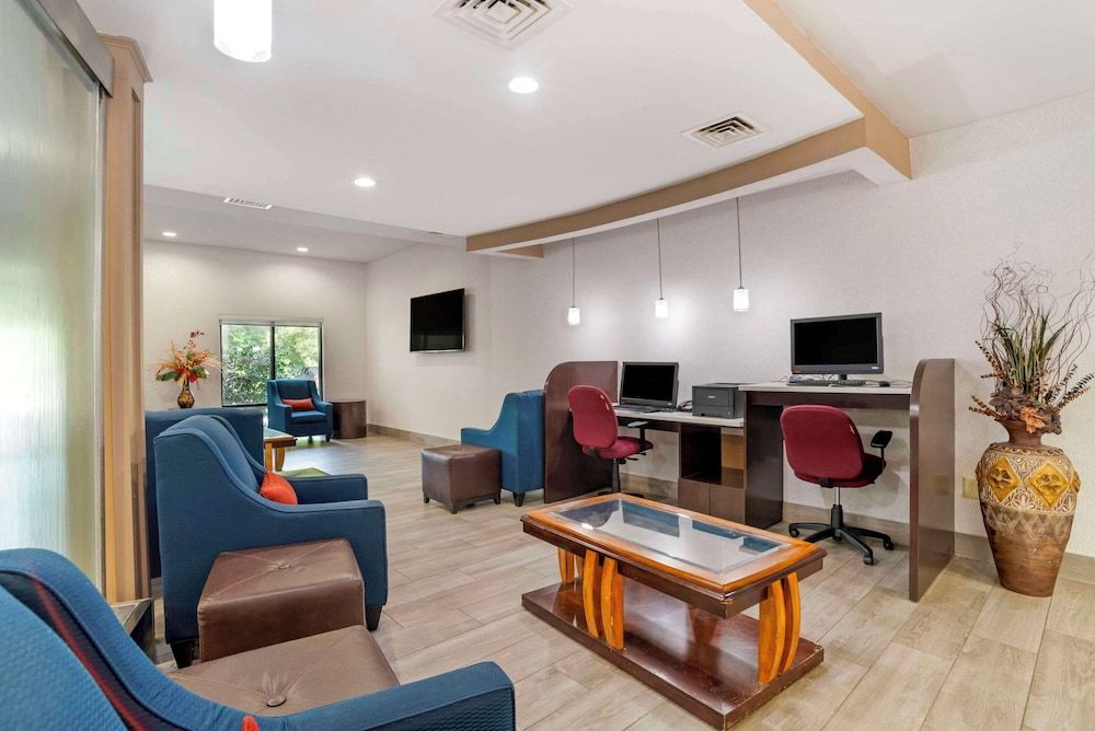 Comfort Suites At WestGate Mall 2