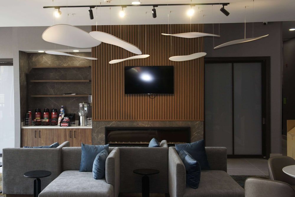 La Quinta Inn & Suites by Wyndham Manchester - Arnold AFB 2