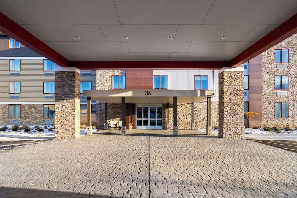 La Quinta Inn & Suites by Wyndham Williston Burlington 1