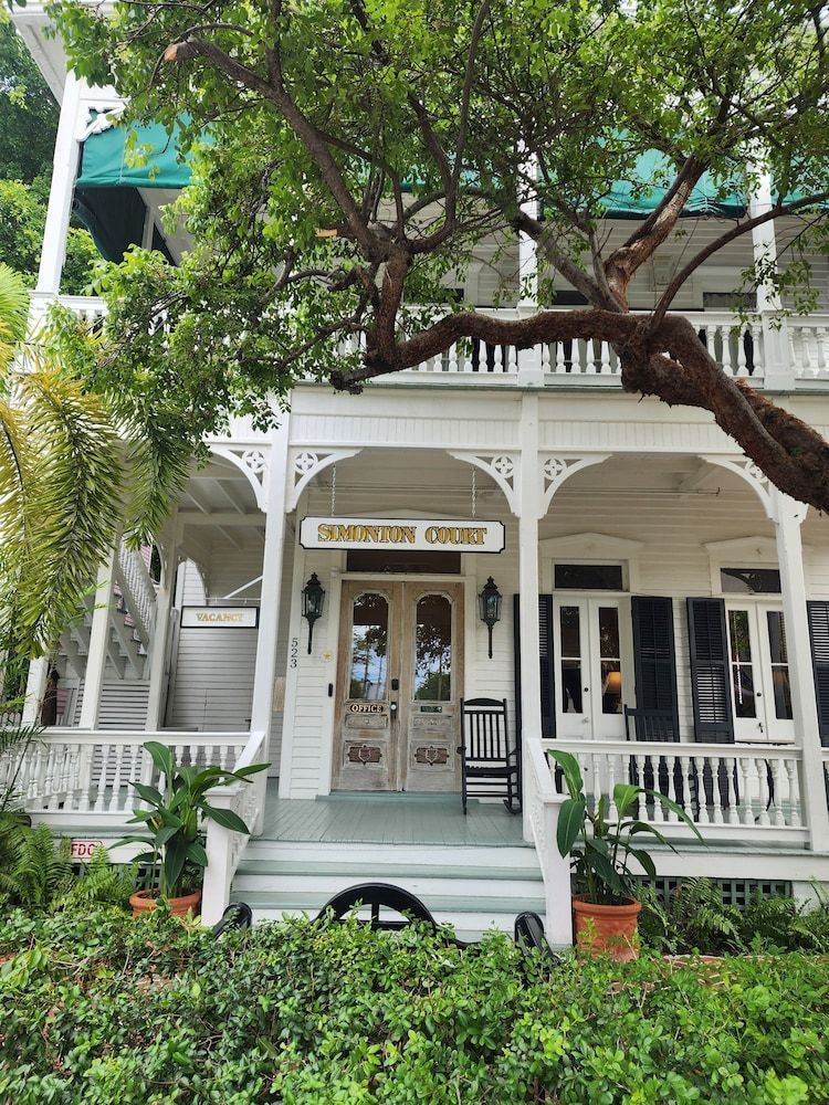 Simonton Court Historic Inn & Cottages 2