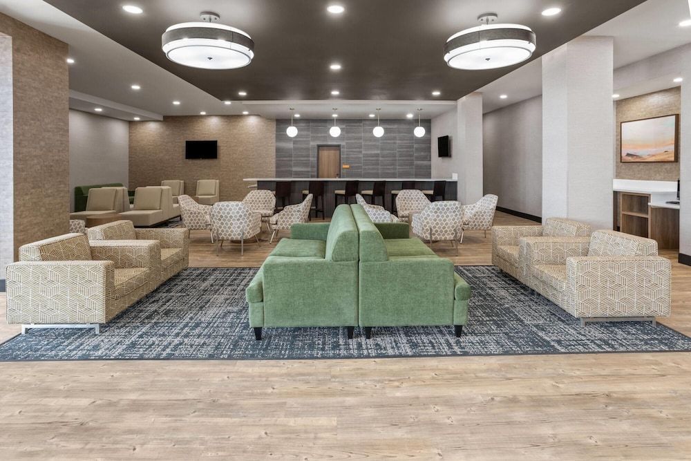 La Quinta Inn & Suites by Wyndham Phoenix West Glendale 2