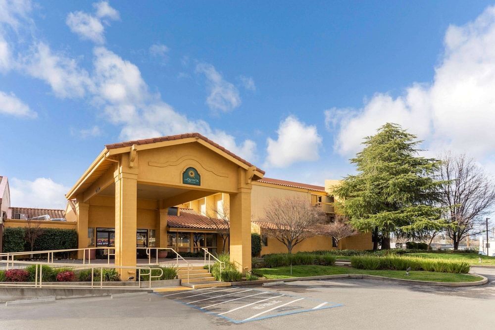 La Quinta Inn & Suites by Wyndham Redding 1
