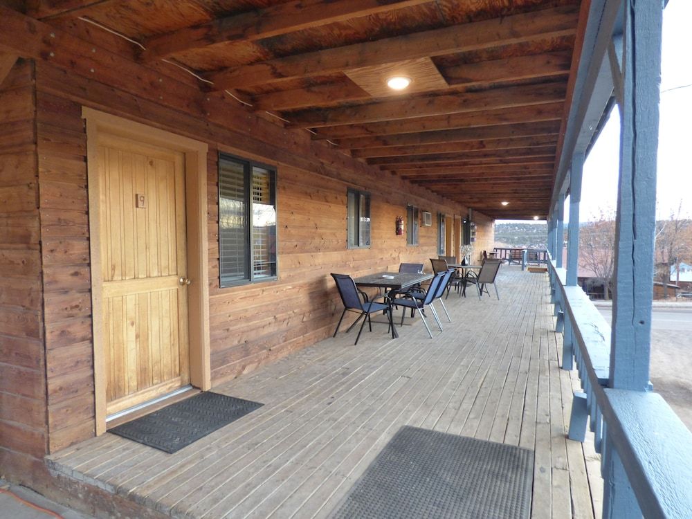 The Hitching Post Hotel and Farm Store 2