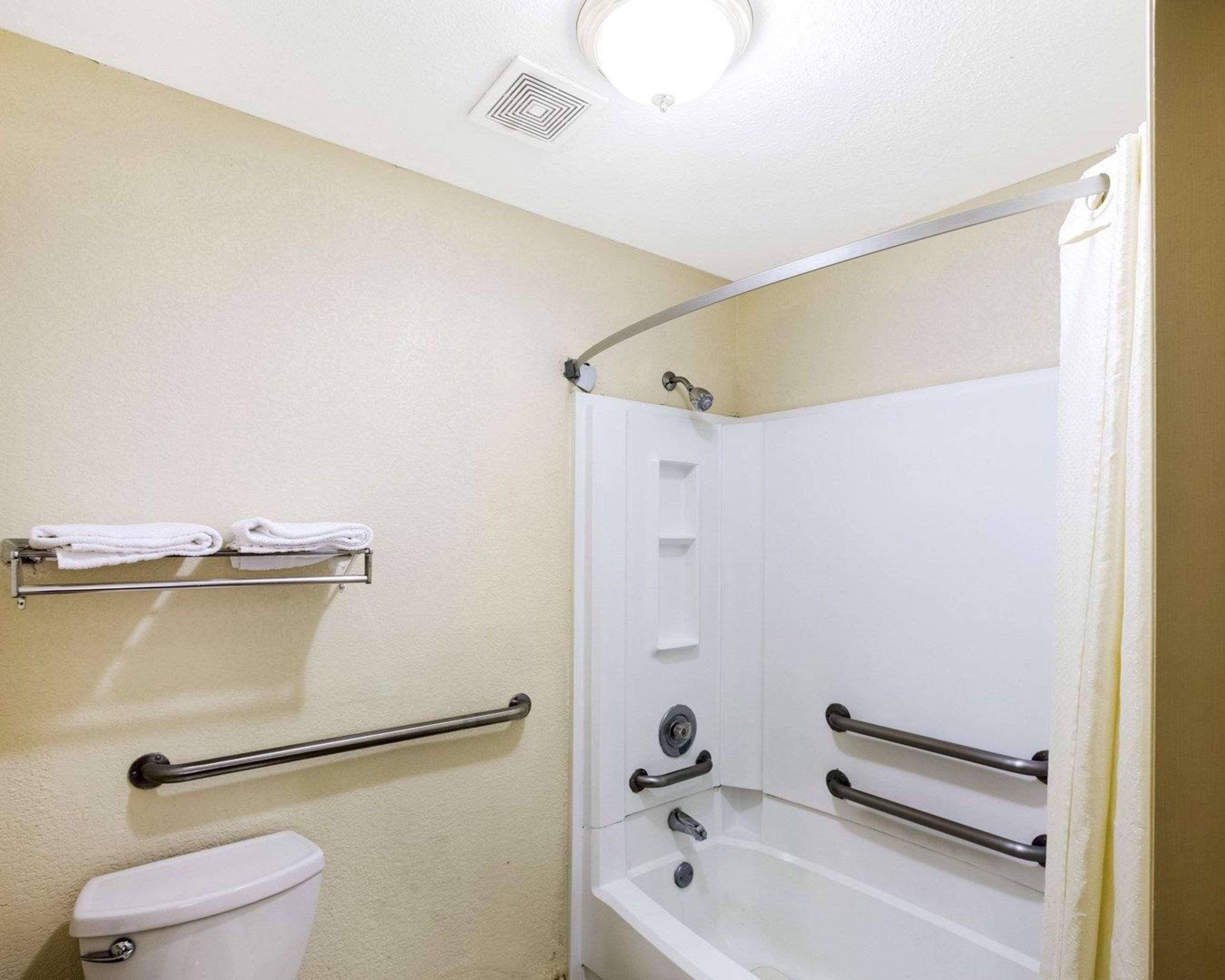 Rodeway Inn & Suites Fiesta Park 2