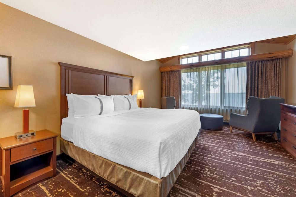 Best Western Premier The Lodge on Lake Detroit 1