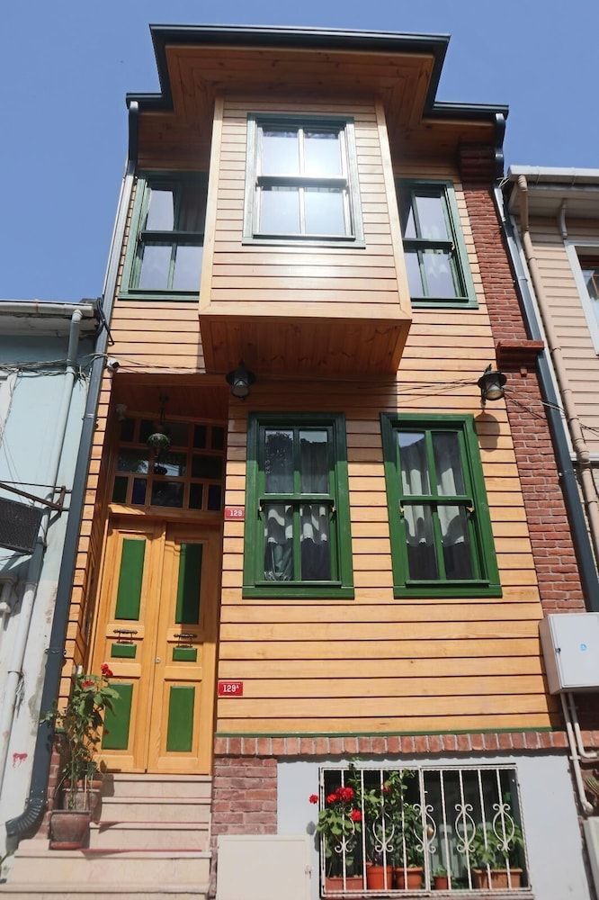 3 Floor History Mansion 1
