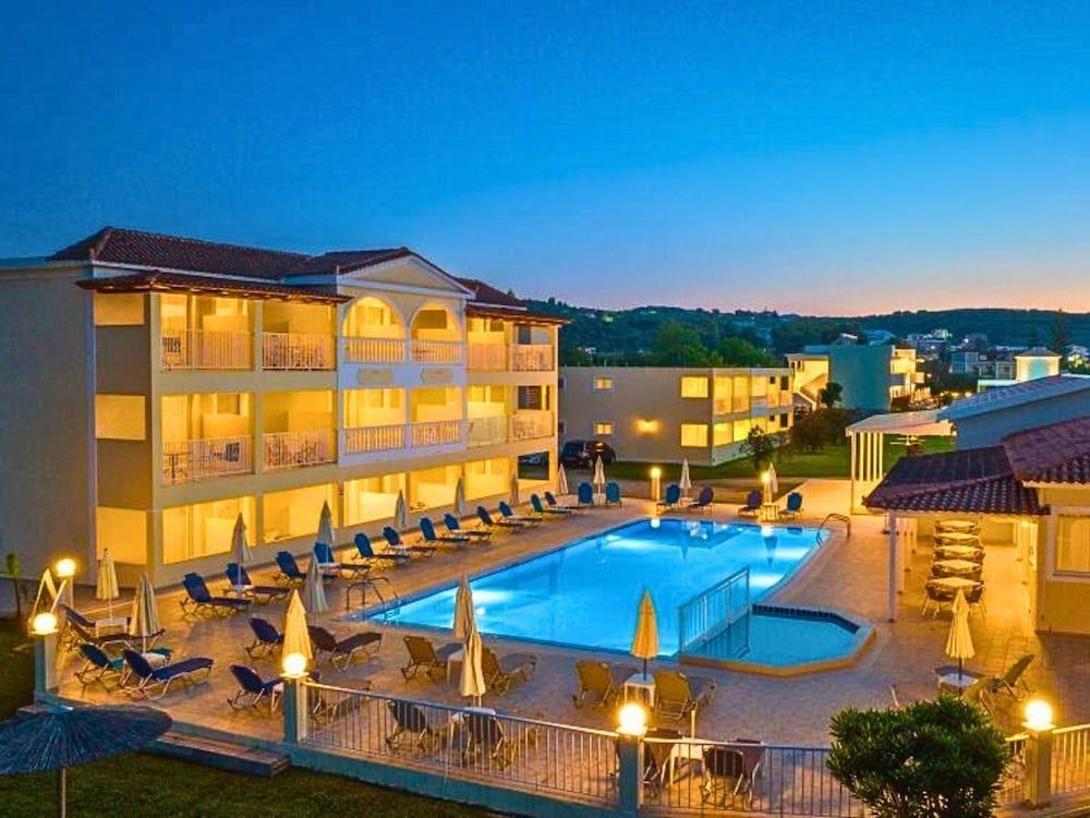 Manousis ApartHotel 1