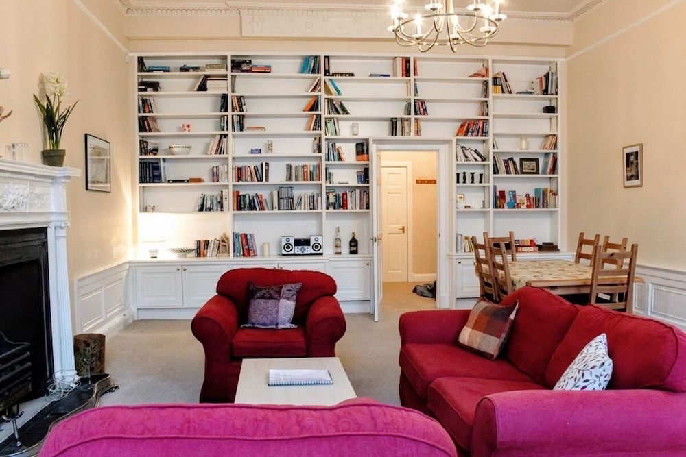 Traditional Georgian Flat in New Town, Sleeps 5-6 1