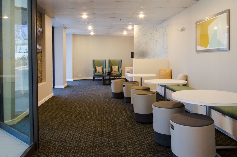 Holiday Inn VICTORVILLE by IHG 2