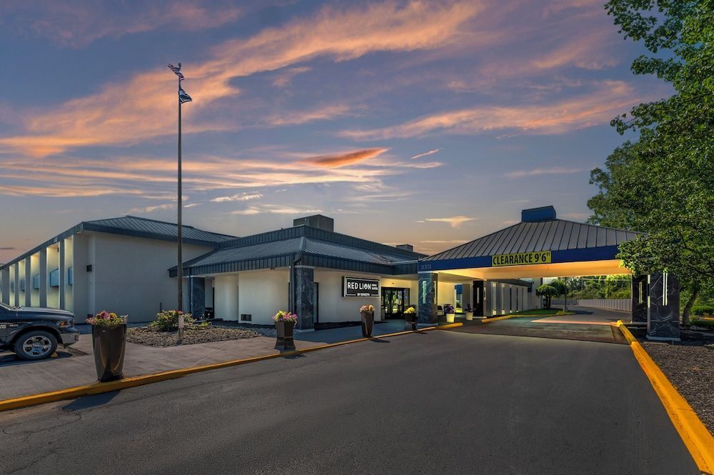 Red Lion Inn & Suites Kansas City 1