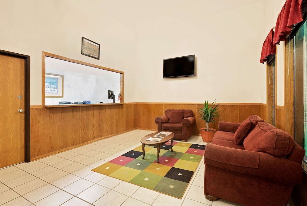 Super 8 by Wyndham Marshall 2