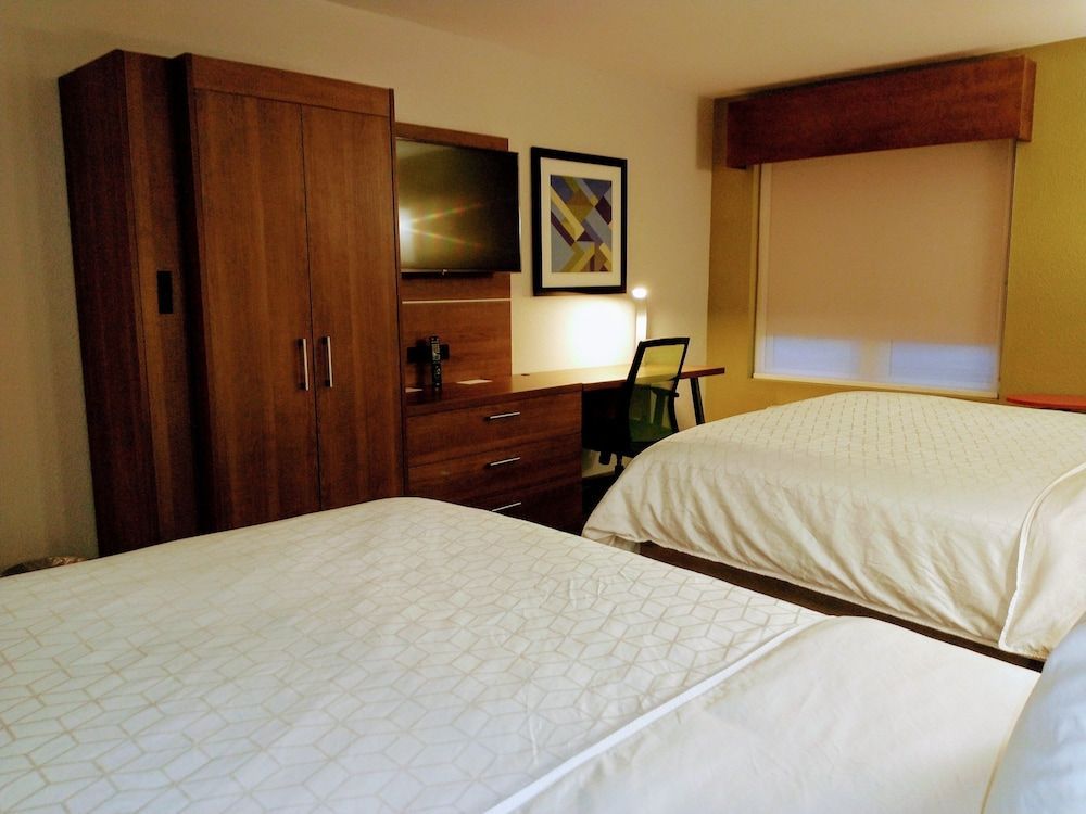 Holiday Inn Express & Suites MADISON by IHG 2