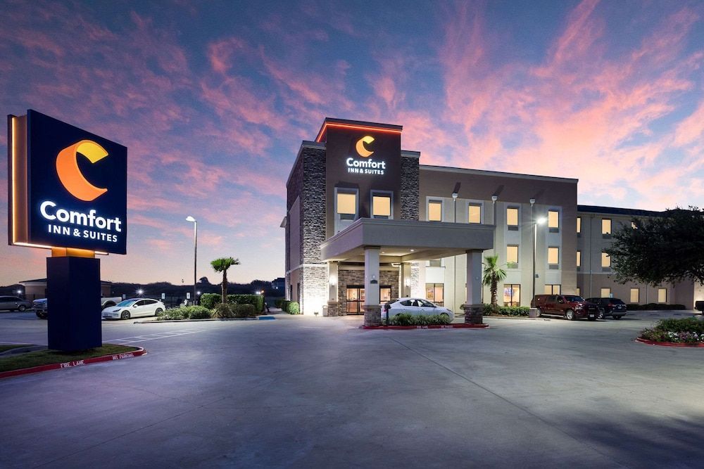 Comfort Inn & Suites Victoria North 1