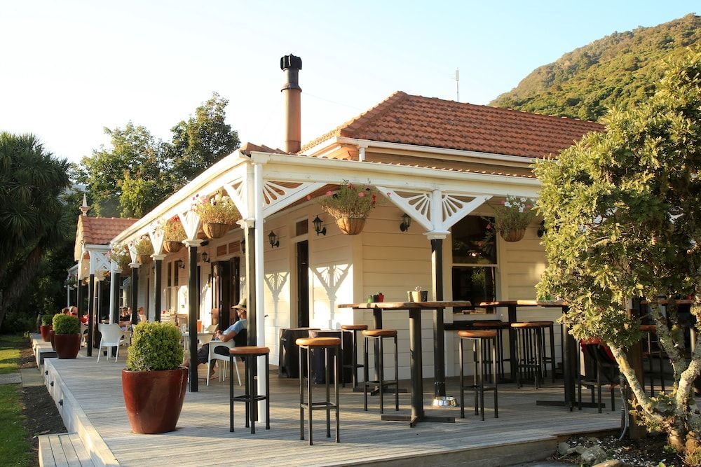 Furneaux Lodge 2
