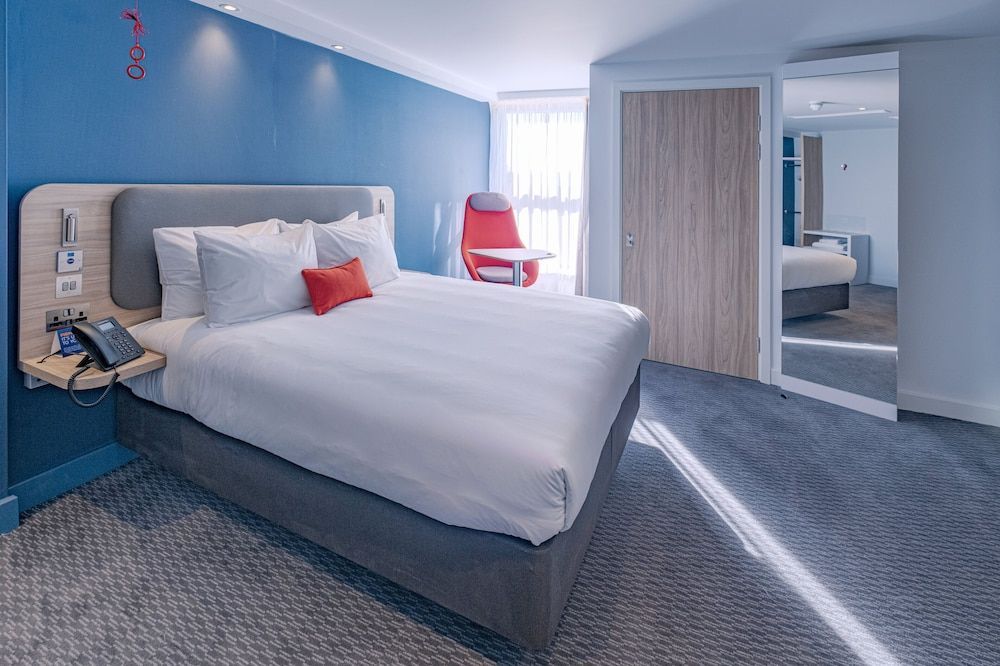 Holiday Inn Express FLEET by IHG 2