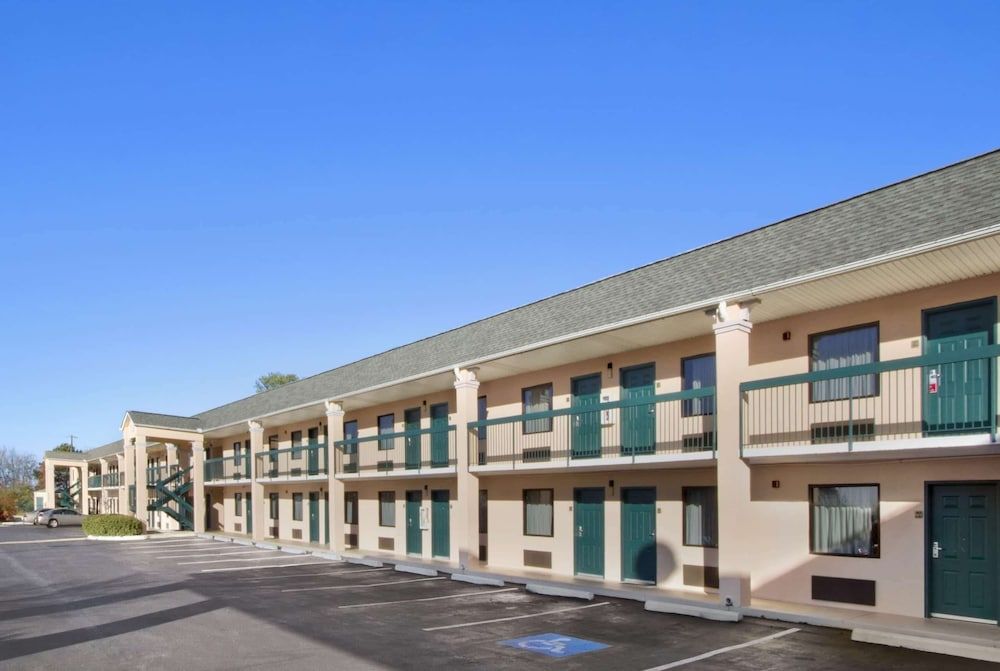 Days Inn By Wyndham Lexington-Columbia 1
