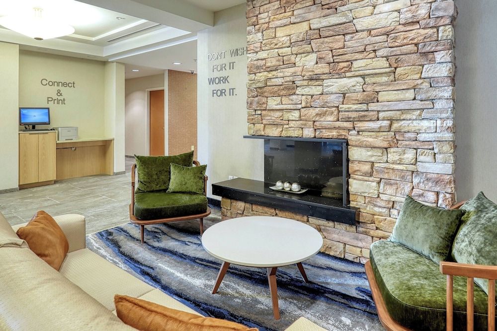 Fairfield Inn & Suites Woodbridge 2