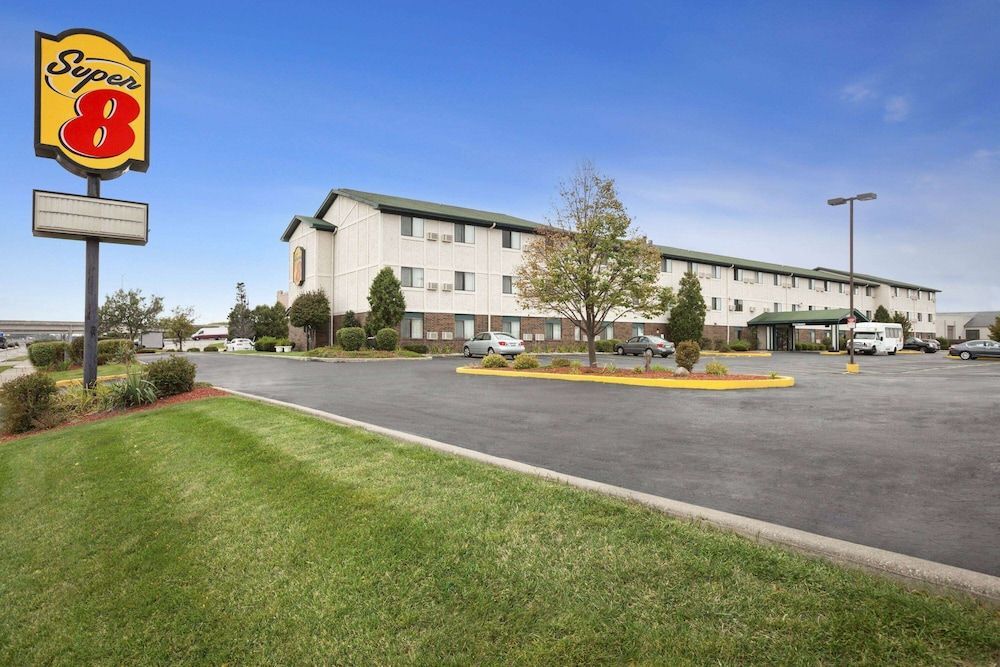 Super 8 by Wyndham Milwaukee Airport 1