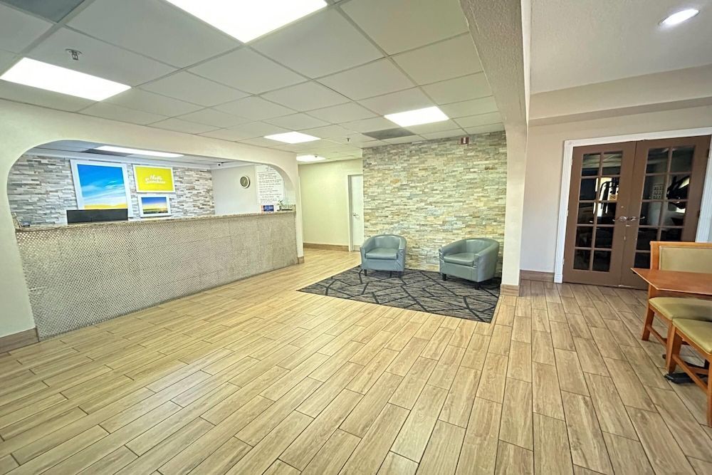 Days Inn & Suites by Wyndham Stockbridge South Atlanta 2