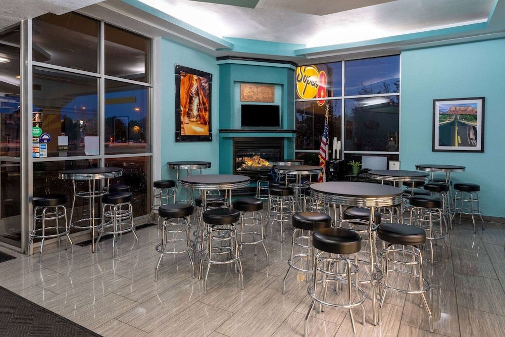 Super 8 by Wyndham NAU/Downtown Conference Center 2