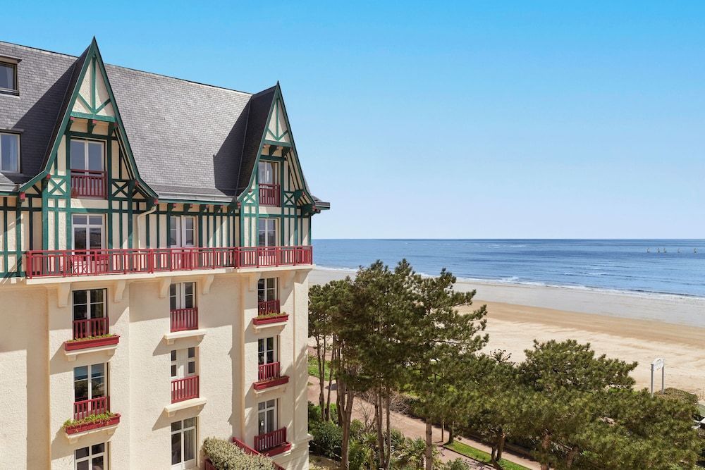 Hôtel Barrière L'Hermitage 1