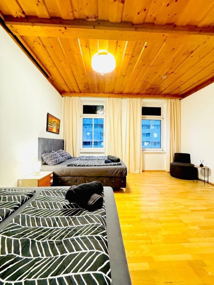 Spacious Private Room Near FAC Platz 2