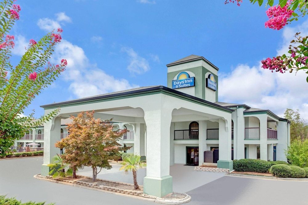 Days Inn & Suites by Wyndham Stockbridge South Atlanta 1