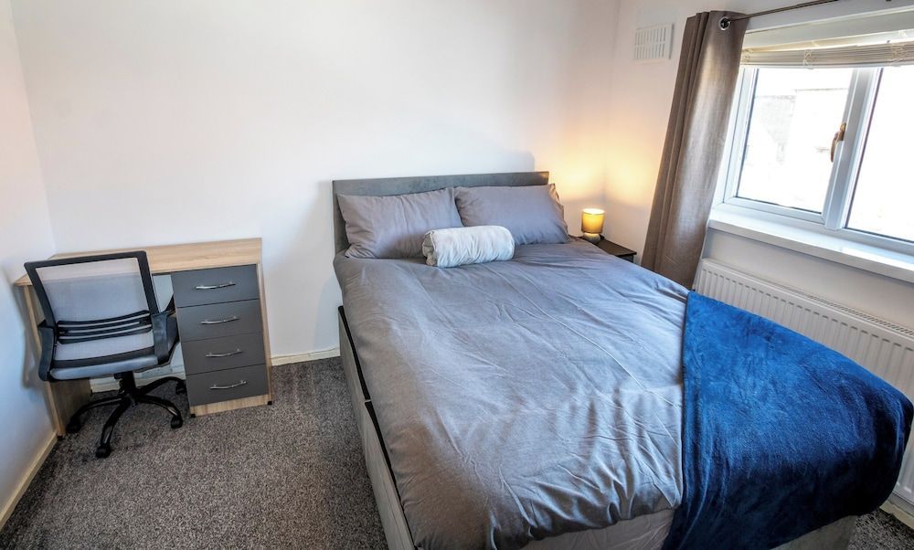 3 Bed Home - Sleeps 8 - Stoke City fc - Parking 2
