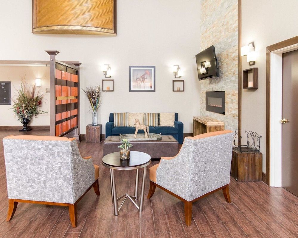 Comfort Suites Odessa near University 2