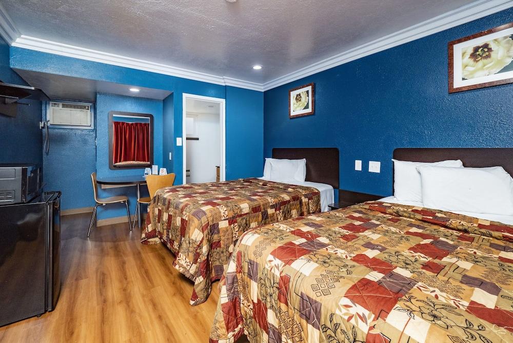 Travelodge by Wyndham Sacramento Convention Center 1