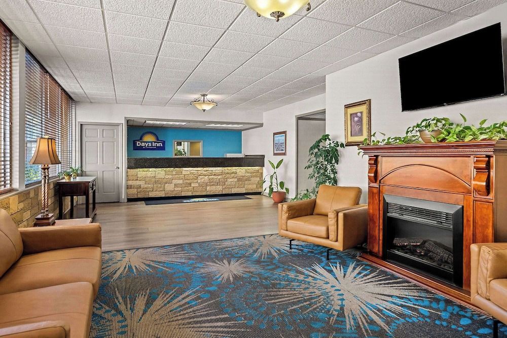 Days Inn by Wyndham Dubuque 2