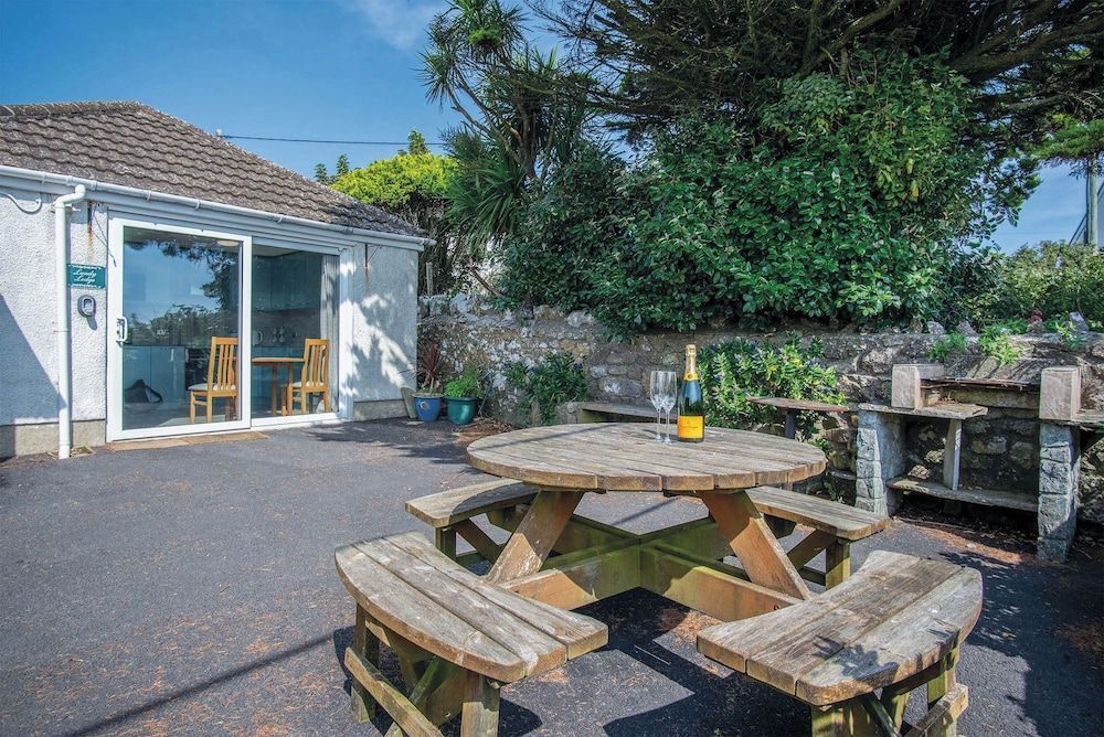 Lundy Lodge – 1 Bedroom Annex – Rhossili 1