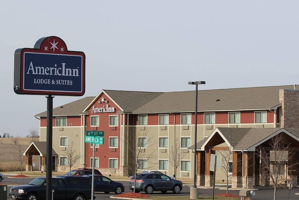 AmericInn by Wyndham Cedar Rapids Airport 1