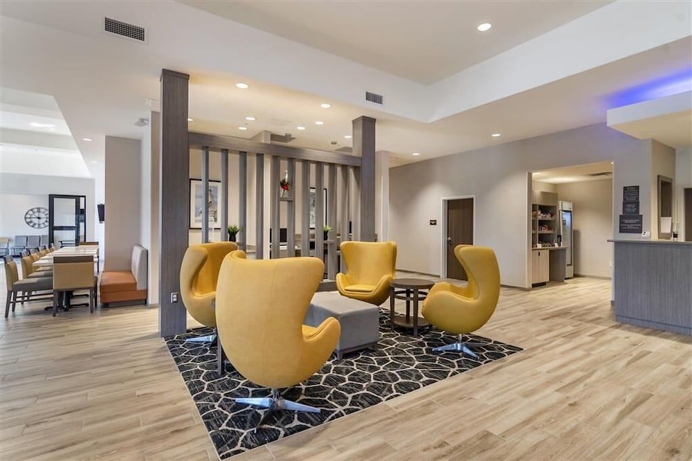 Comfort Suites Grandview - Kansas City 2