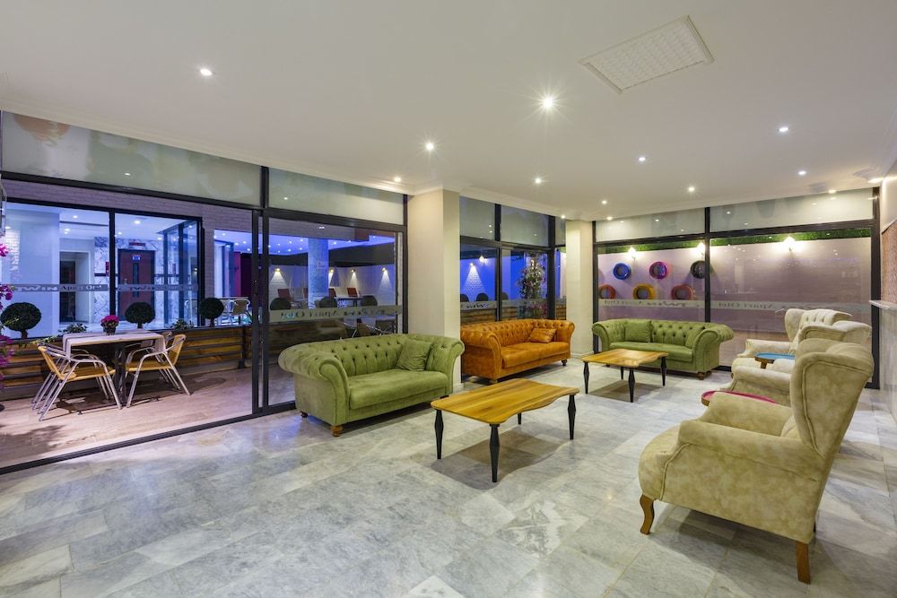 Twin Apart Hotel 2