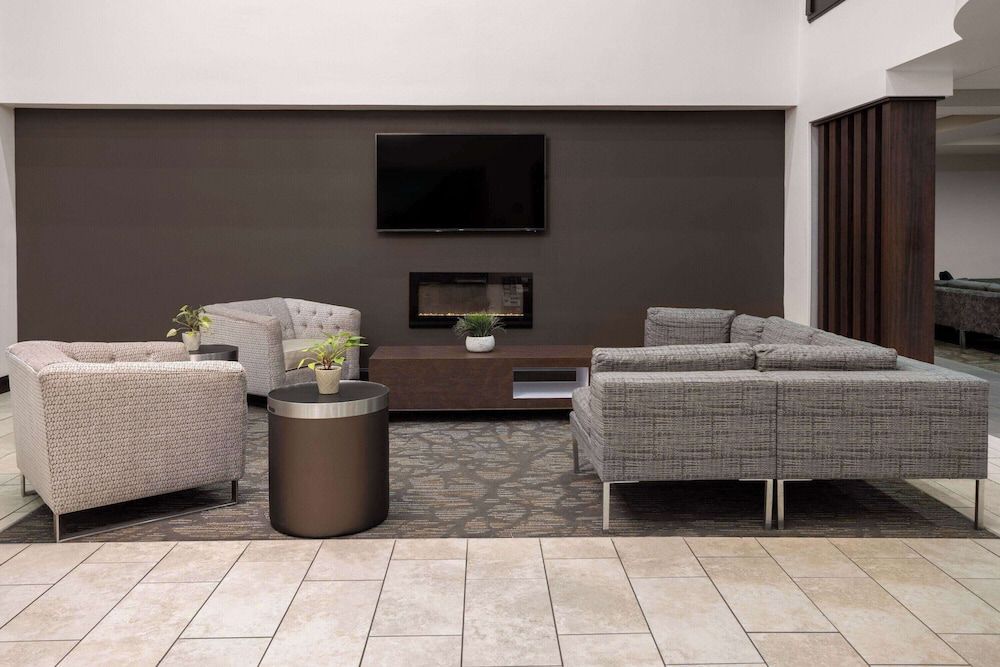 La Quinta Inn & Suites by Wyndham Mooresville 2