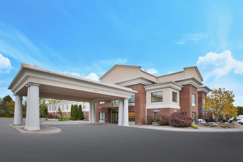 Holiday Inn Express & Suites ROCHESTER-VICTOR by IHG 1