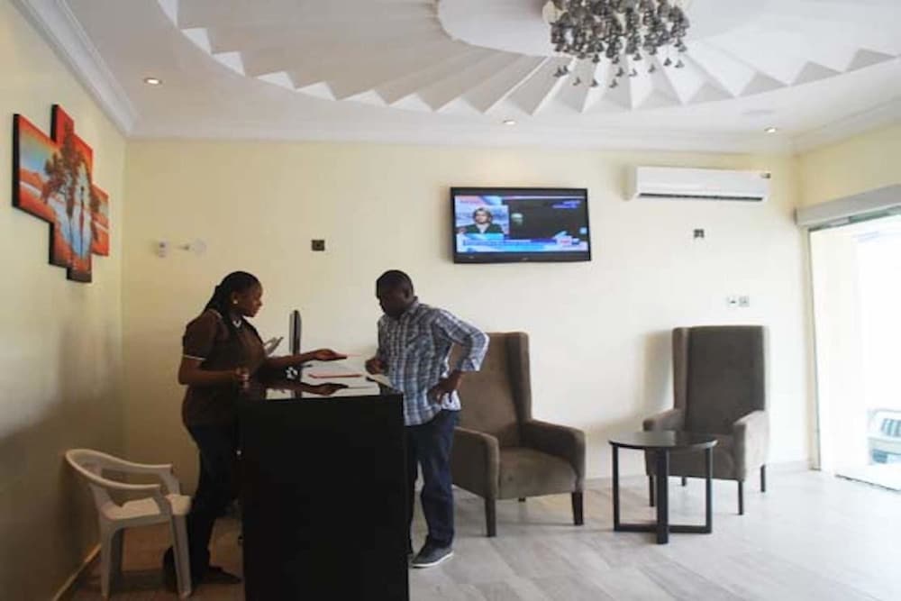Lakeem Suites Adebola 2