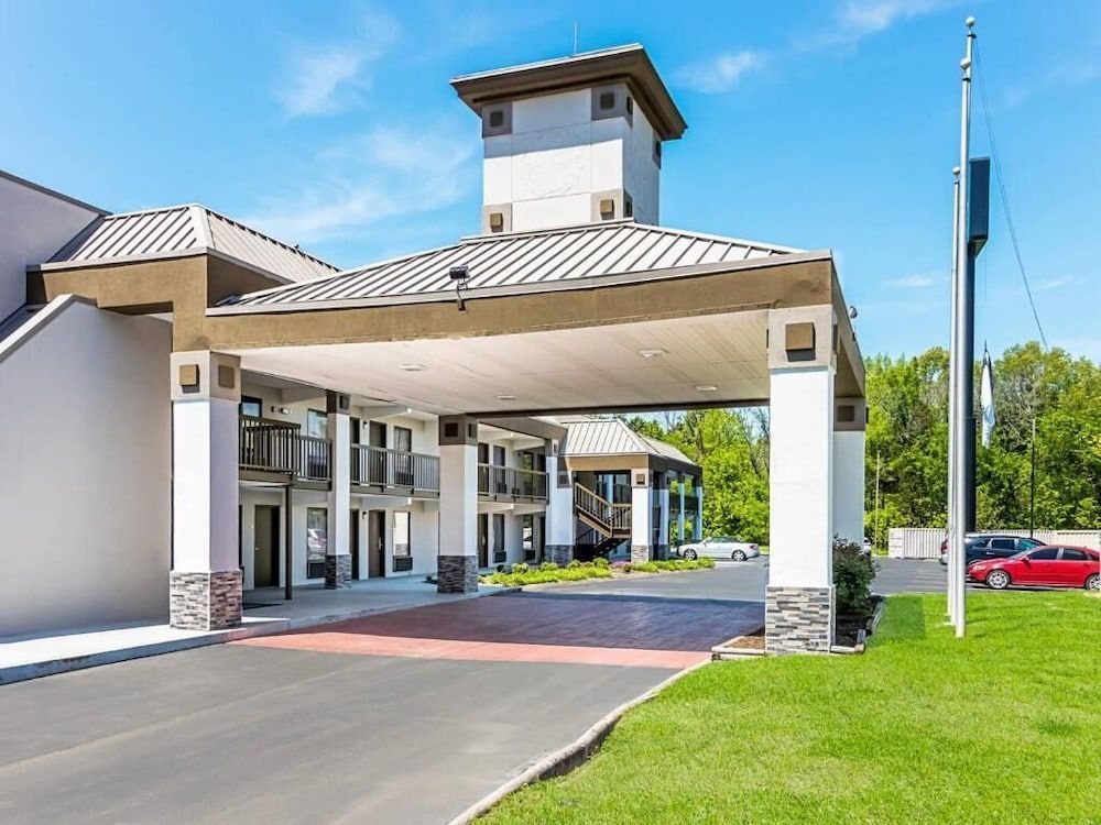 Farragut Inn & Suites 1