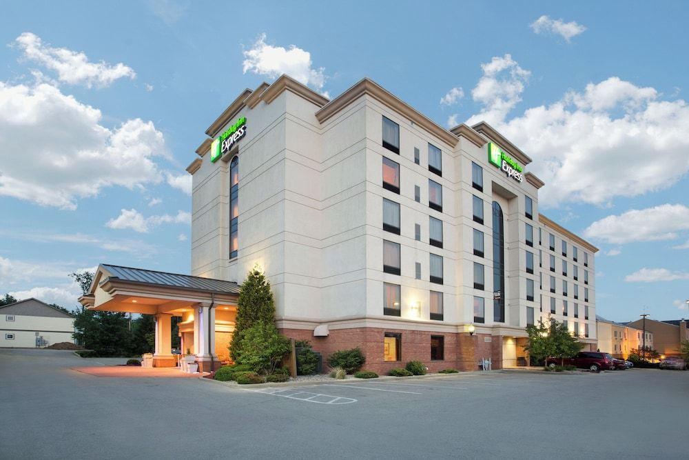Holiday Inn Express & Suites BLOOMINGTON by IHG 1