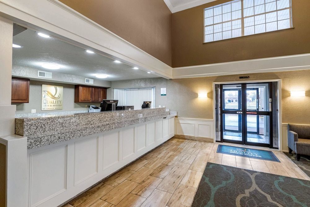 Quality Inn & Suites Des Moines - Merle Hay Road 2